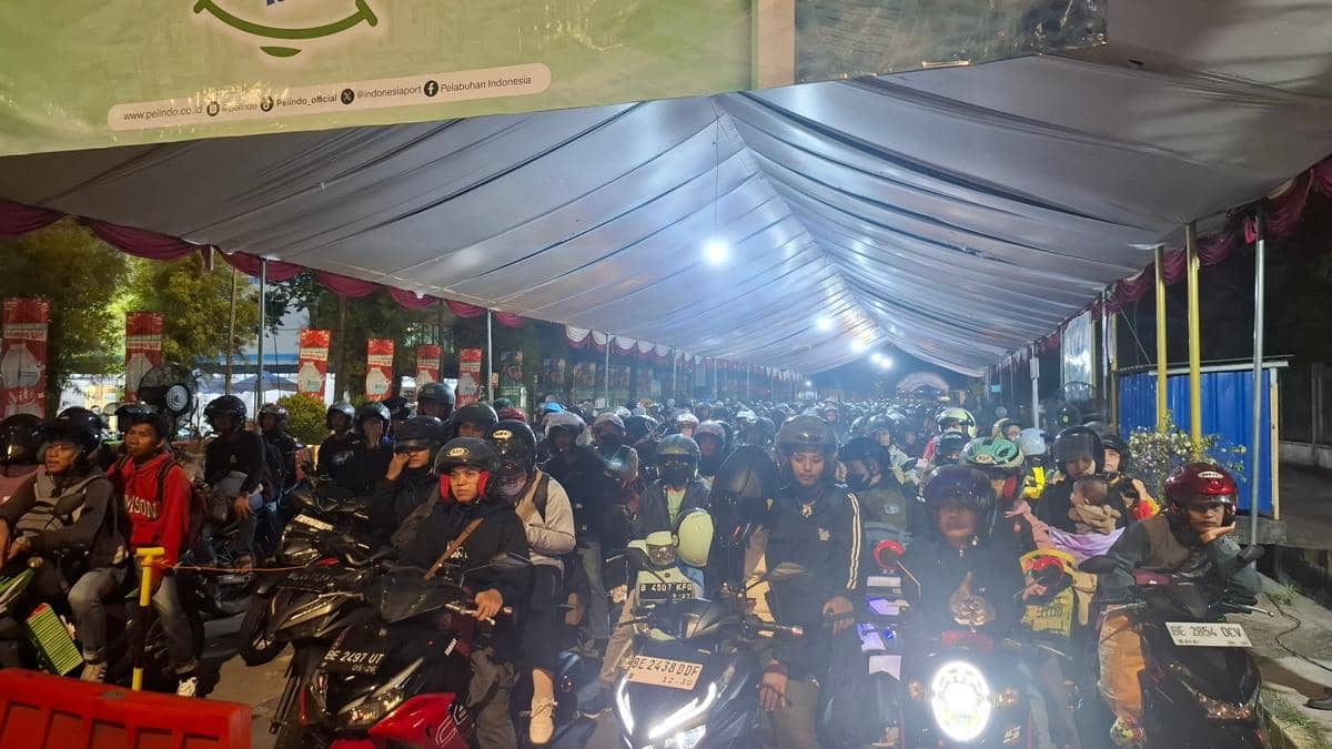 Puluhan Ribu Pemudik Motor Serbu Pelabuhan Ciwandan