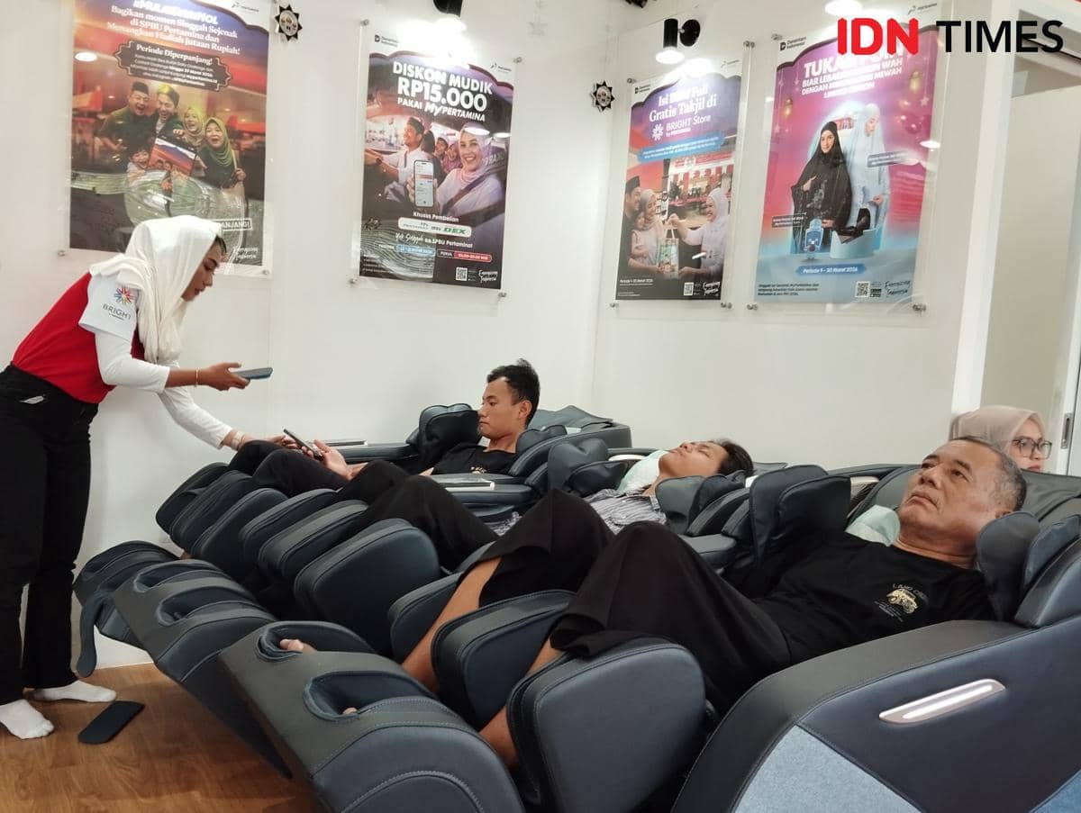 Pemudik memanfaatkan layanan pijat gratis di Serambi MyPertamina di Rest Area Tol Batang-Semarang KM 379A (arah Semarang). (IDN Times/Dhana Kencana)
