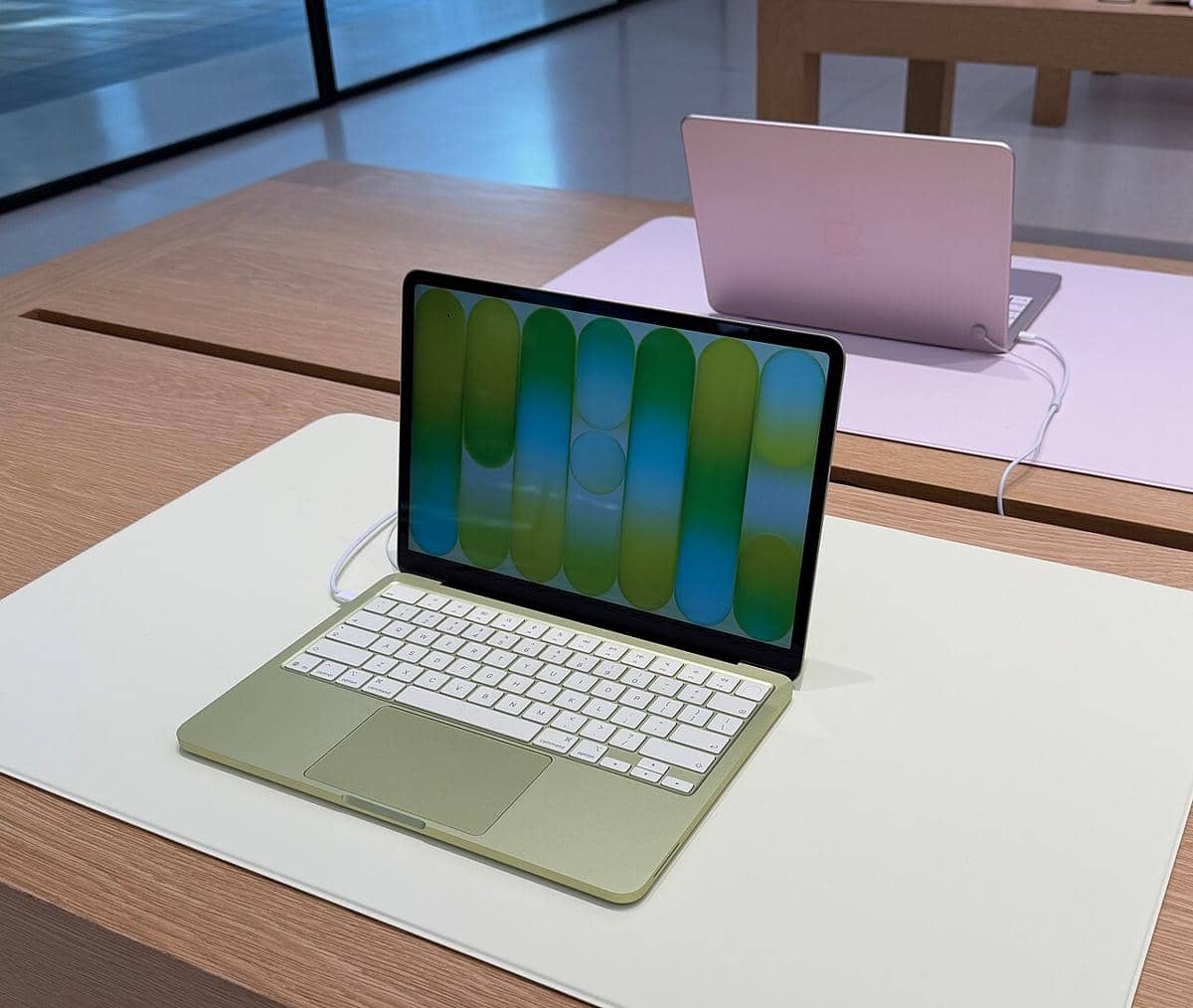MacBook Neo dalam pameran.