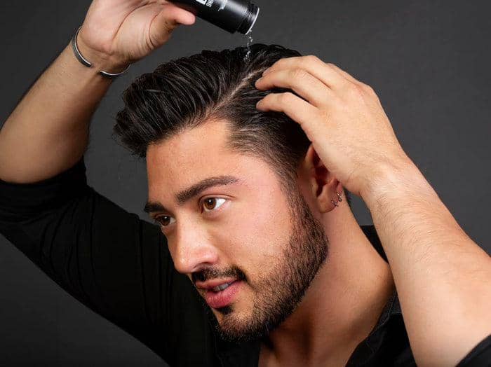 ilustrasi pria memakai hair powder