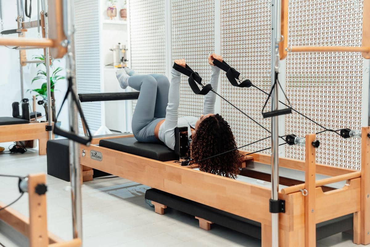 Potret seseorang sedang pilates