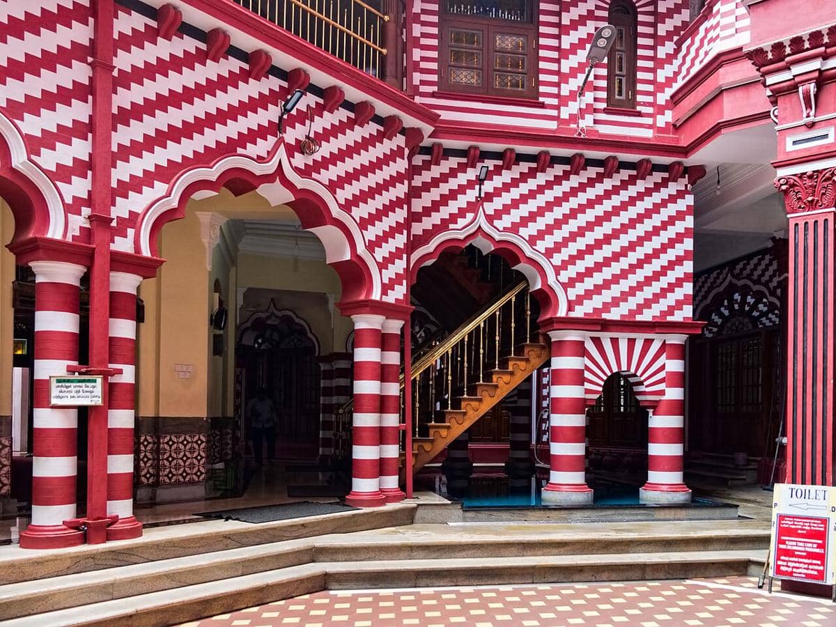 Pemandangan ke arah tangga menuju ruang salat di lantai dua dari halaman tengah Masjid Jami Ul-Alfar.