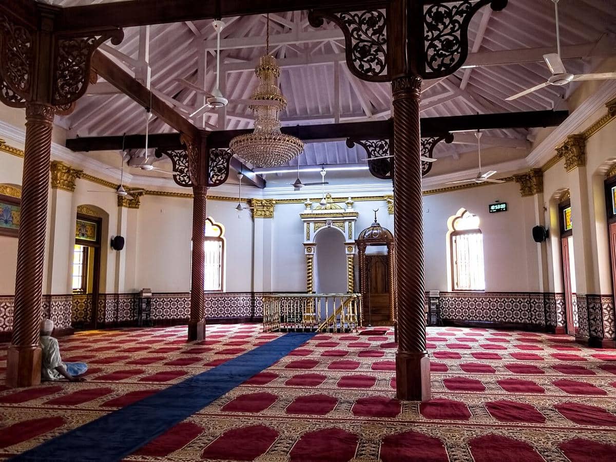 potret ruang salat Masjid Jami Ul-Alfar