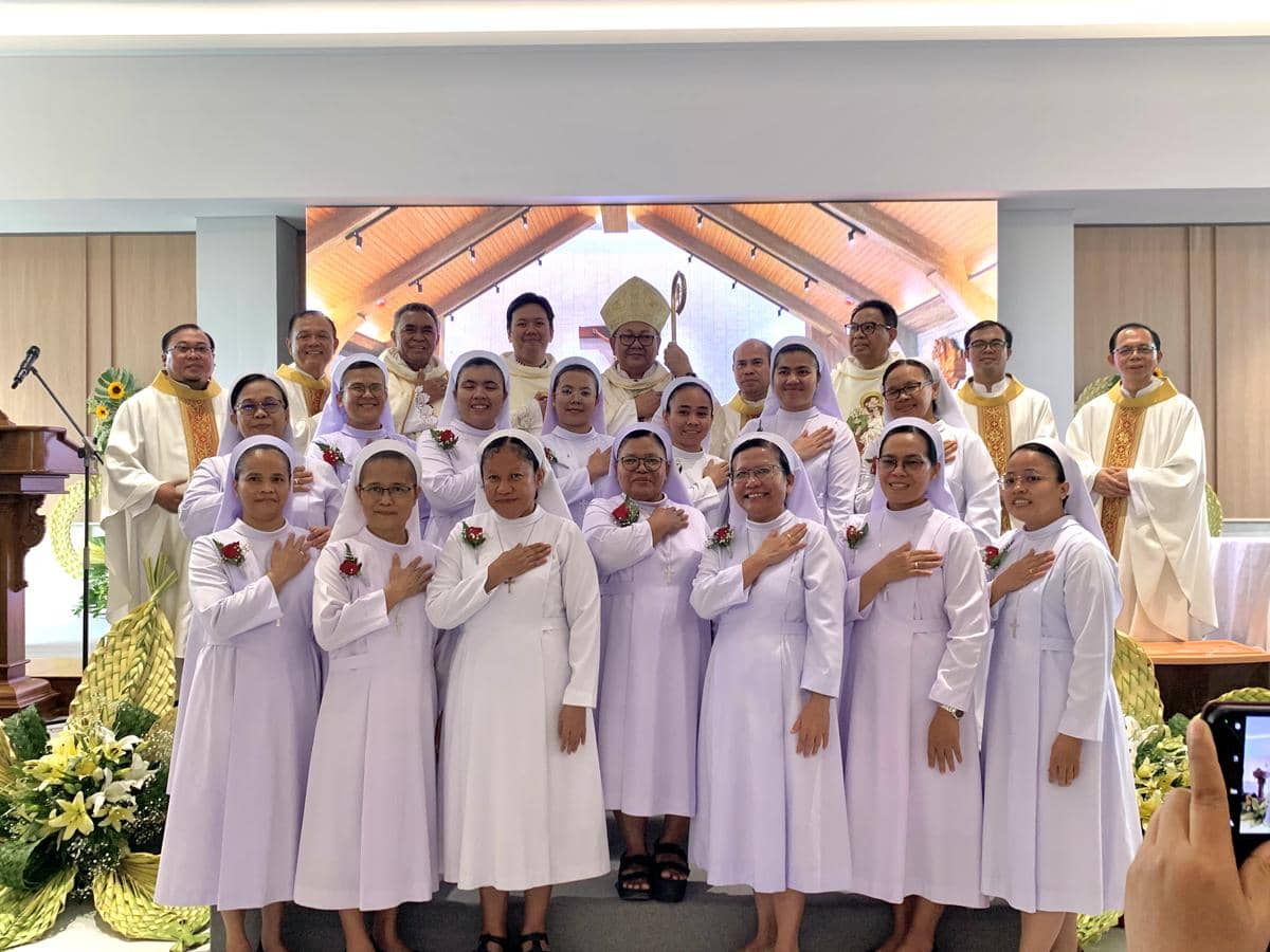 Foto Bersama Uskup Surabaya, para Romo dan Suster KSSY