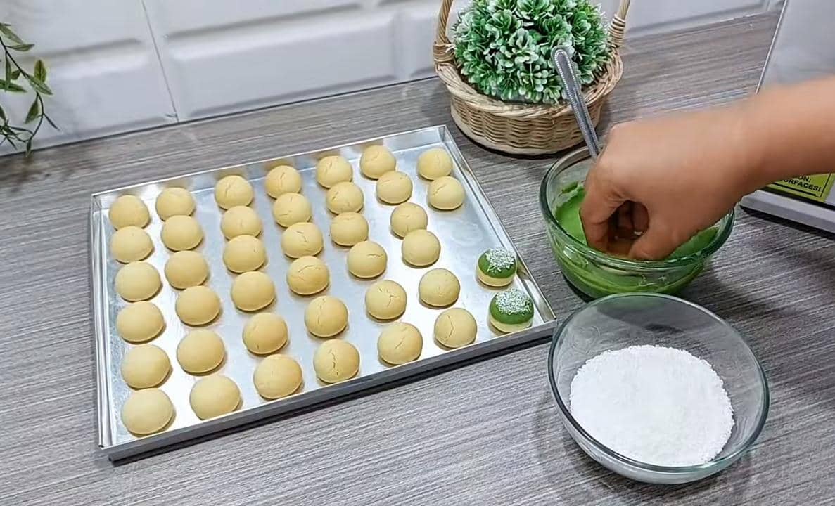 ilustrasi celup cokelat matcha 