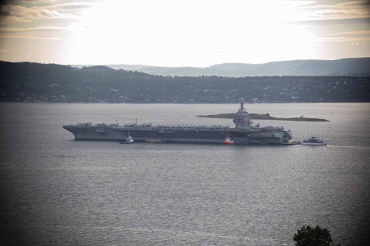 Kapal sedang berlayar di laut.