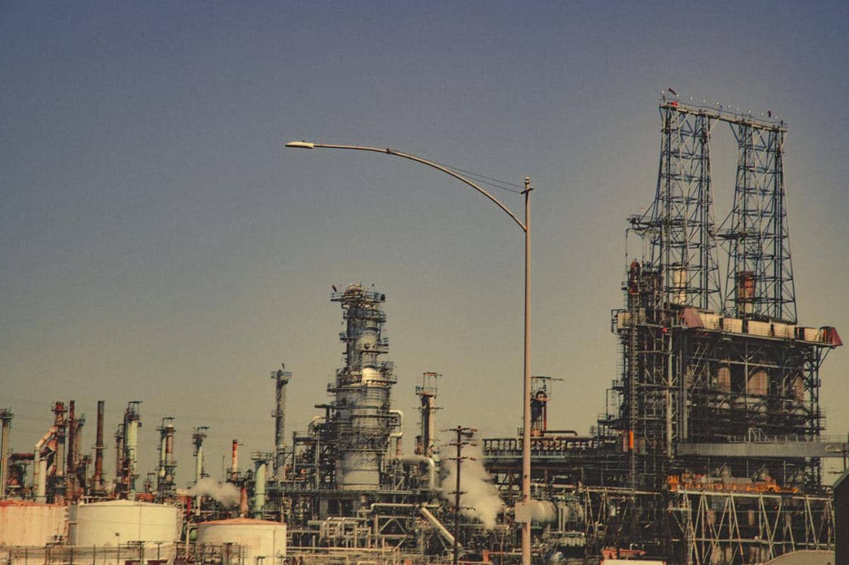 Ladang minyak dan gas.