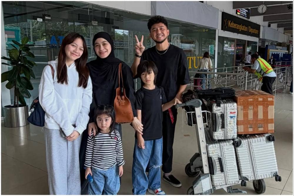 8 Potret Keluarga Dian Ayu dan Omesh Mudik ke Surabaya, Happy!