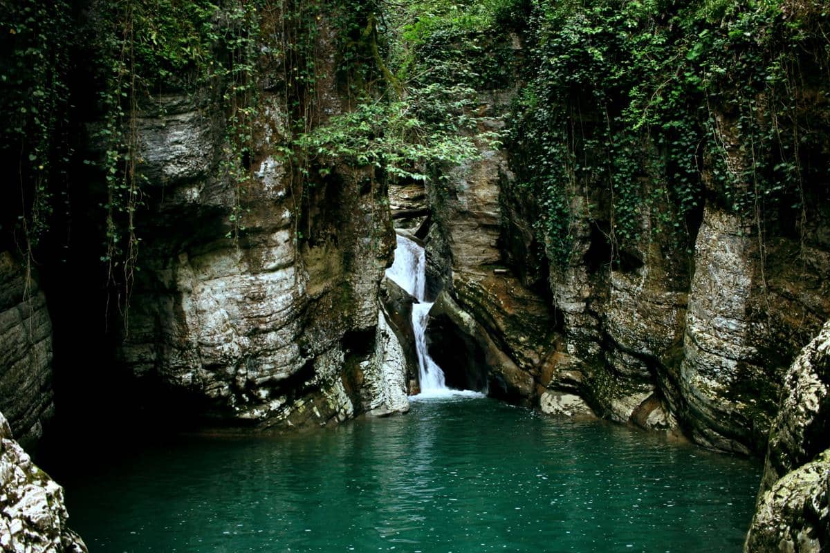 Ilustrasi Air Terjun Trap Sewu tersembunyi dengan suasana alami. 