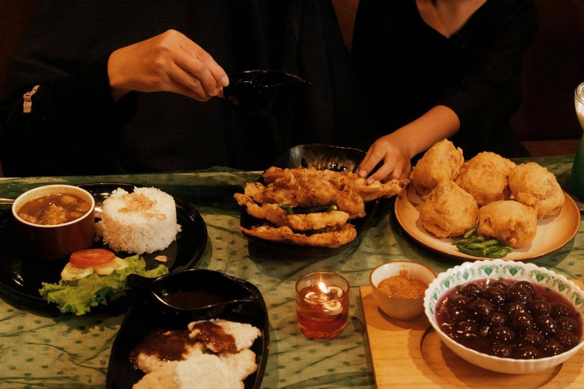 Ilustrasi hidangan nasi dan lauk khas Rumah Makan Sarwono Swadaya 1978.