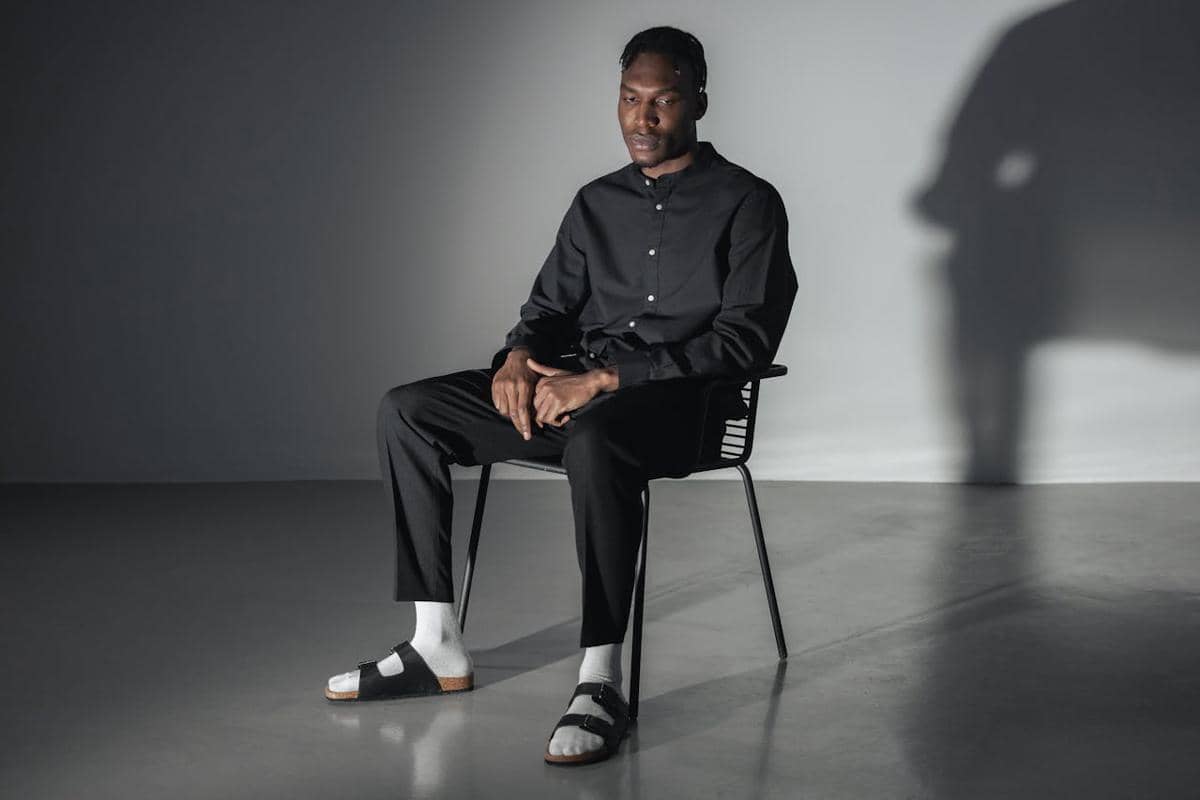 ilustrasi pria dengan outfit hitam