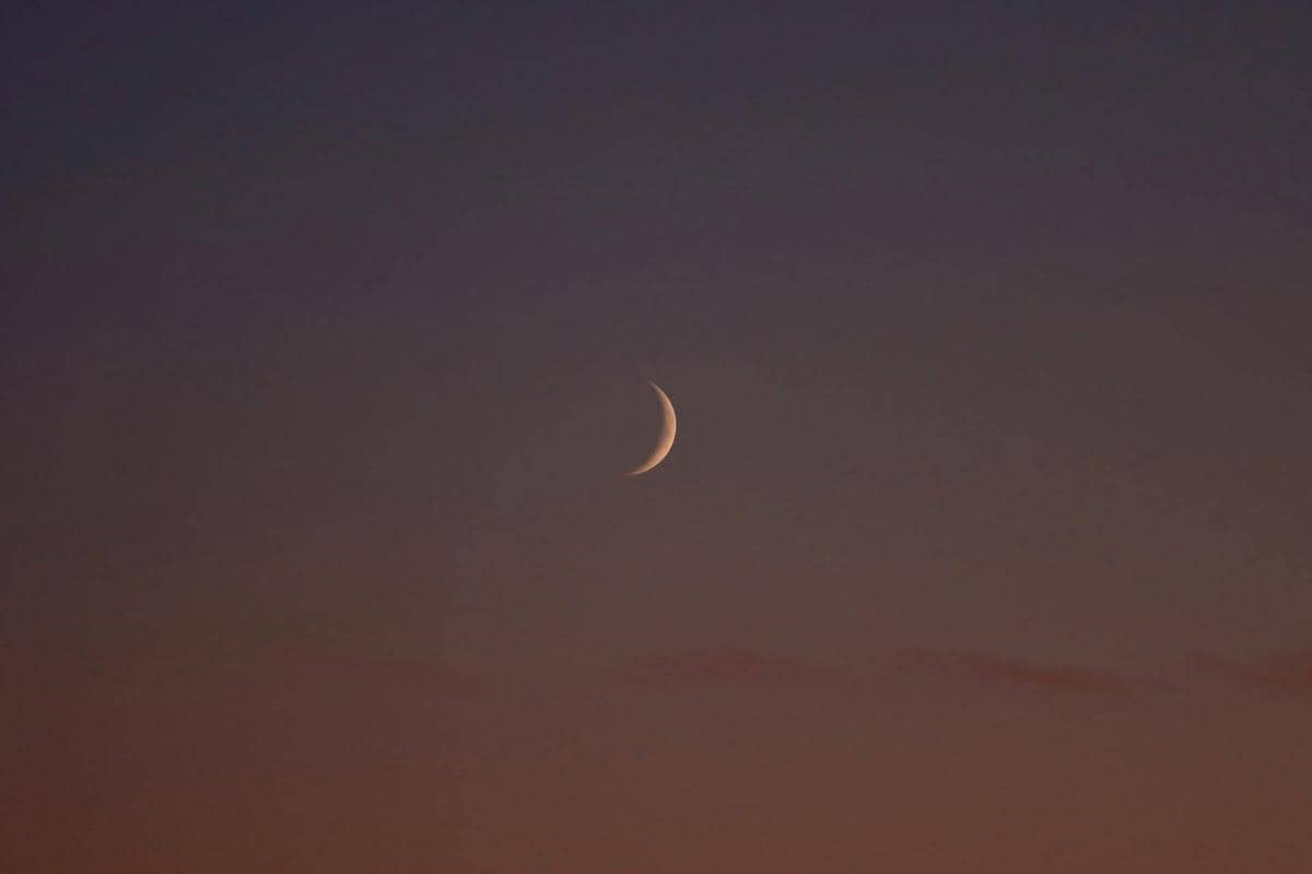 ilustrasi hilal yang sulit dilihat karena atmosfer