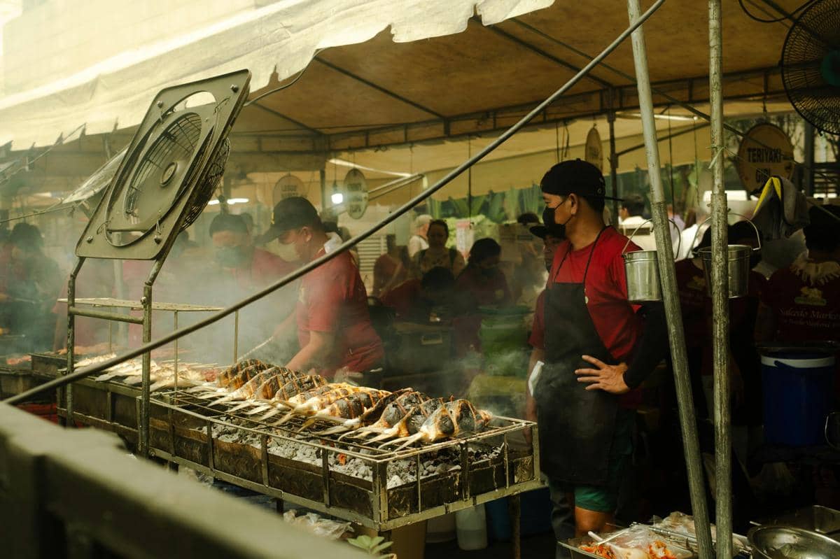 Ilustrasi proses membakar ikan di Warung Ikan Bakar Prigi.
