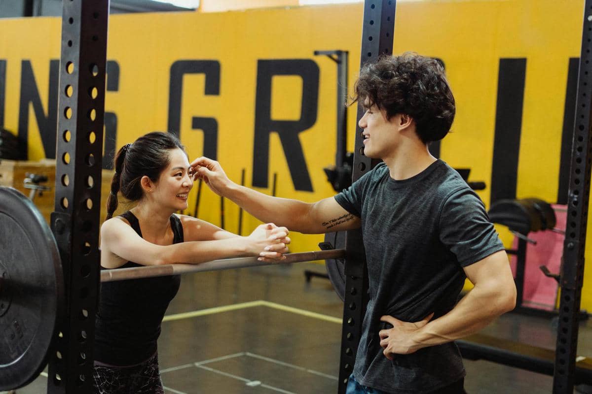 ilustrasi olahraga bersama pasangan