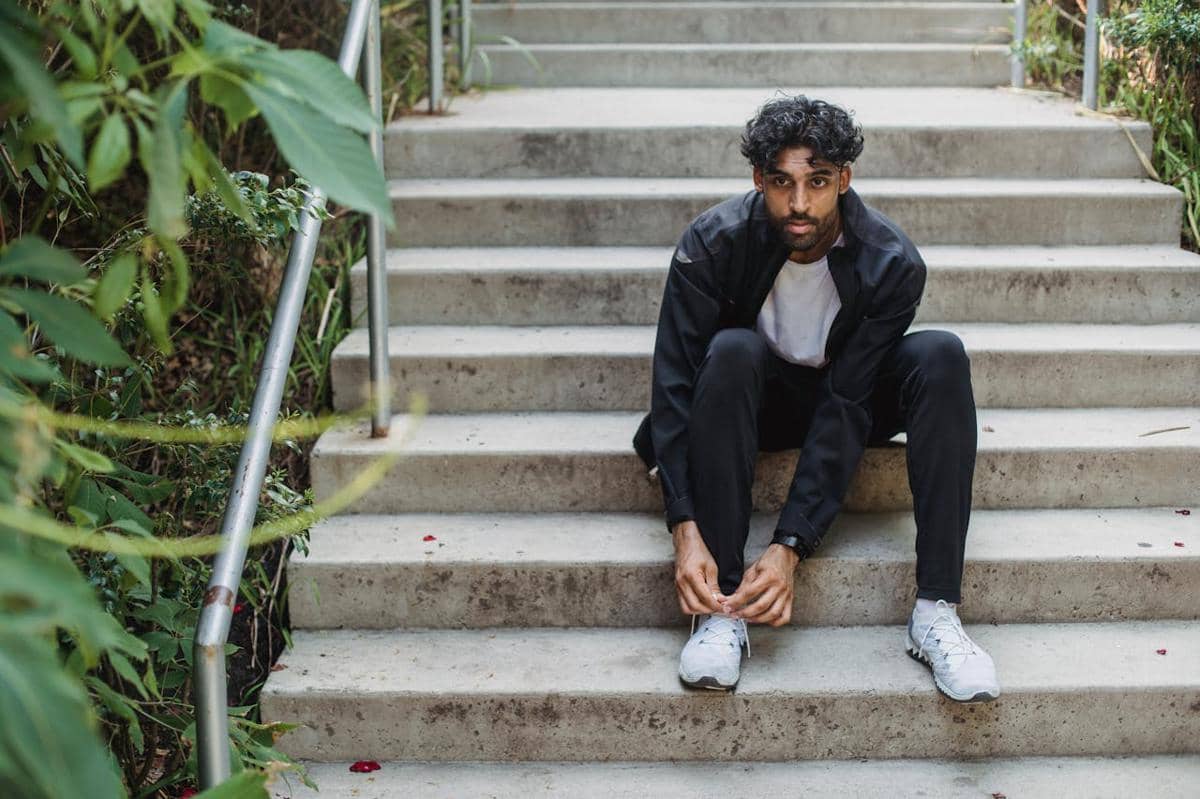 ilustrasi pria dengan outfit hitam