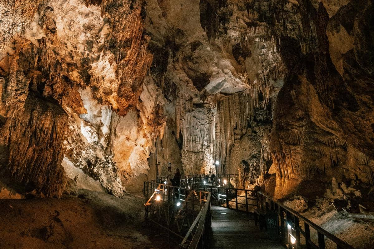 Ilustrasi bagian dalam Goa Lowo wisata alam ikonik penuh sejarah.