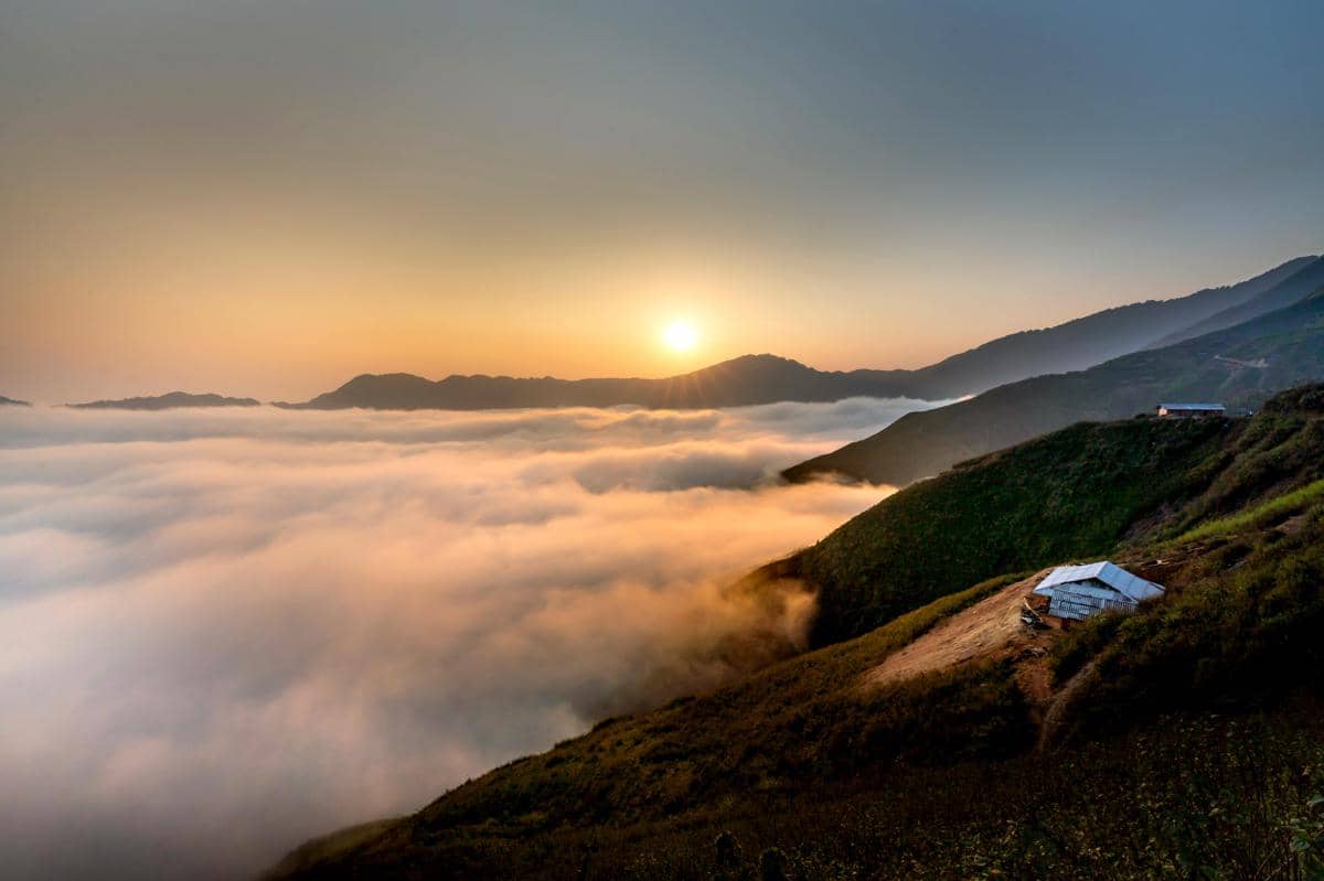 Ilustrasi panorama Bukit Banyon dengan lautan kabut di pagi hari.