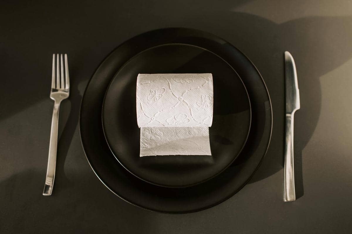 Ilustrasi paper towel yang digunakan untuk serap minyak dari makanan