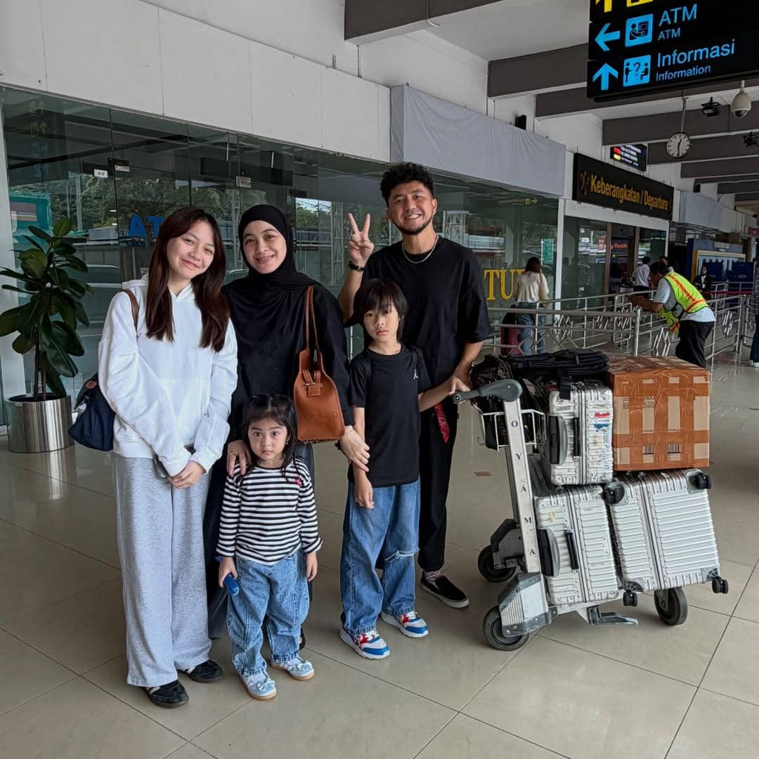 Keluarga Dian Ayu dan Omesh mudik ke Surabaya