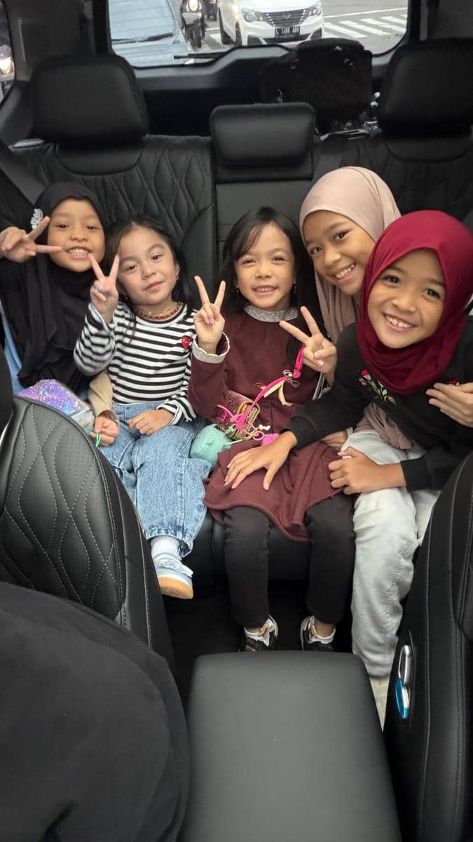 Keluarga Dian Ayu dan Omesh mudik ke Surabaya