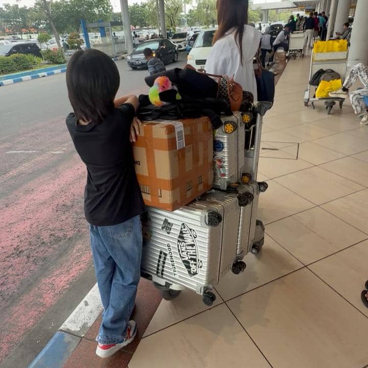 Keluarga Dian Ayu dan Omesh mudik ke Surabaya