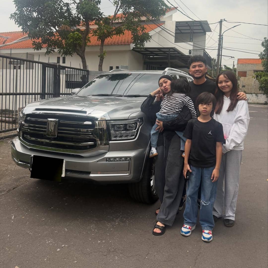 Keluarga Dian Ayu dan Omesh mudik ke Surabaya