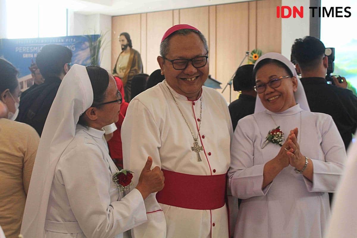 Foto Uskup Surabaya Bersama Para Suster KSSY