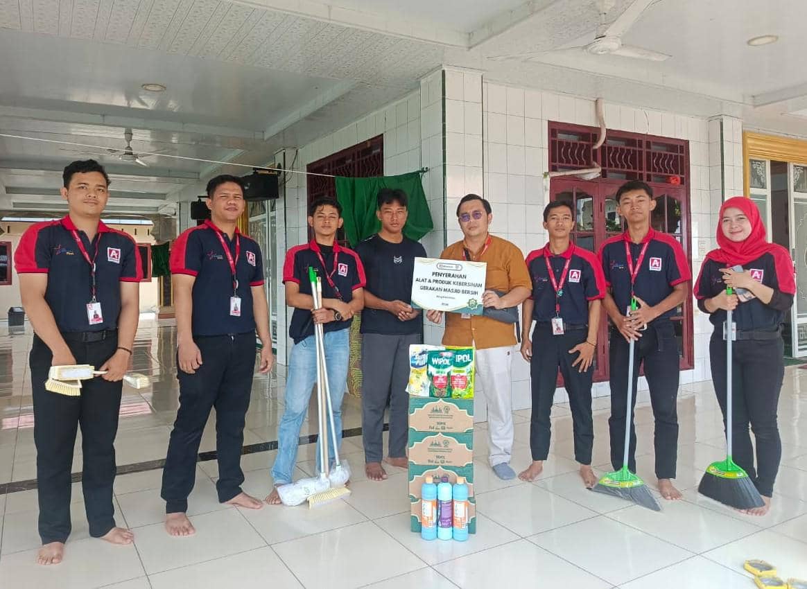 Alfamidi-Unilever Bersihkan 11 Masjid di Medan dan Deli Serdang