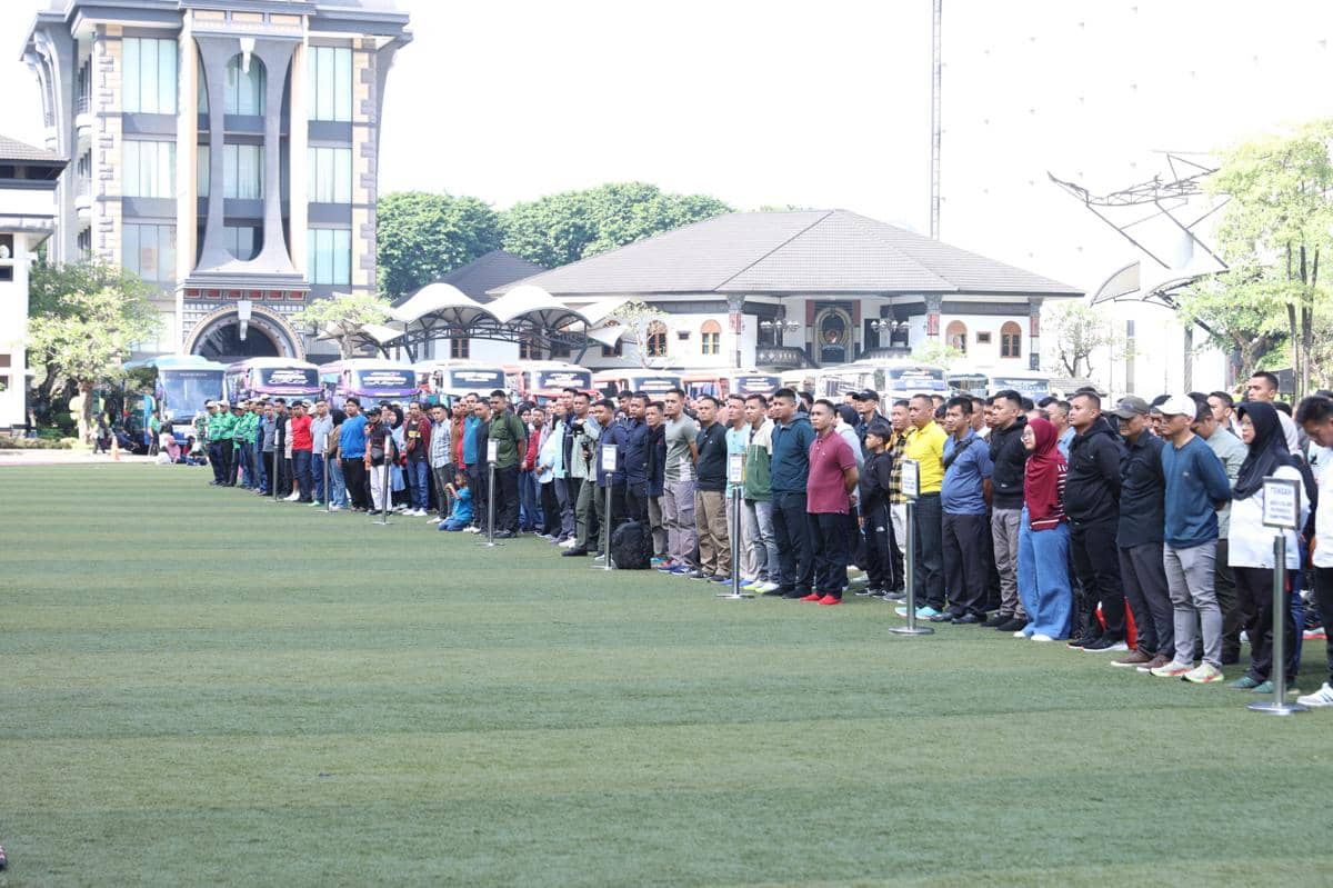 Rombongan Mudik Bersama dilepas oleh Inspektur Jenderal Angkatan Darat (Irjenad) Letjen TNI Erwin Djatniko di Mabesad, Jakarta, Selasa (17/3/2026). (Dok. Dispenad)