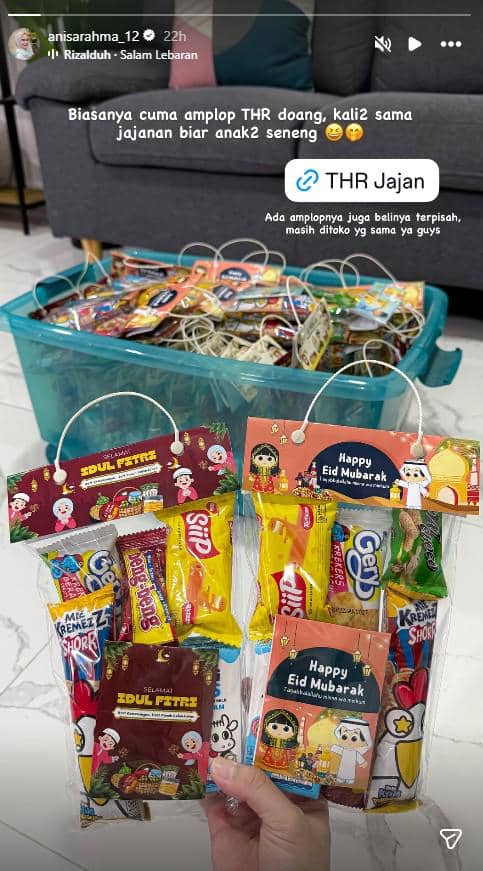 Anisa Rahma eks Cherrybelle mempersiapkan bingkisan snack dan amplop THR untuk anak-anak pada Lebaran 2026