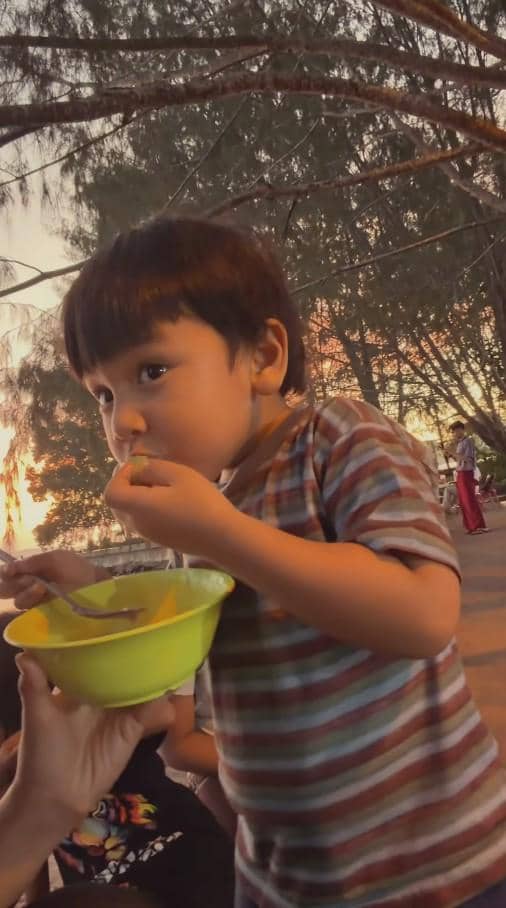 Indah Permatasari Buka Puasa di Pinggir Pantai