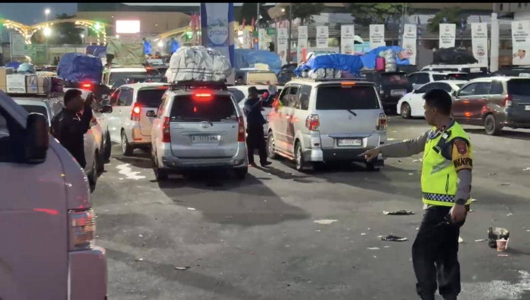 Polisi mengatur lalu lintas untuk mengurai kemacetan di Merak 
