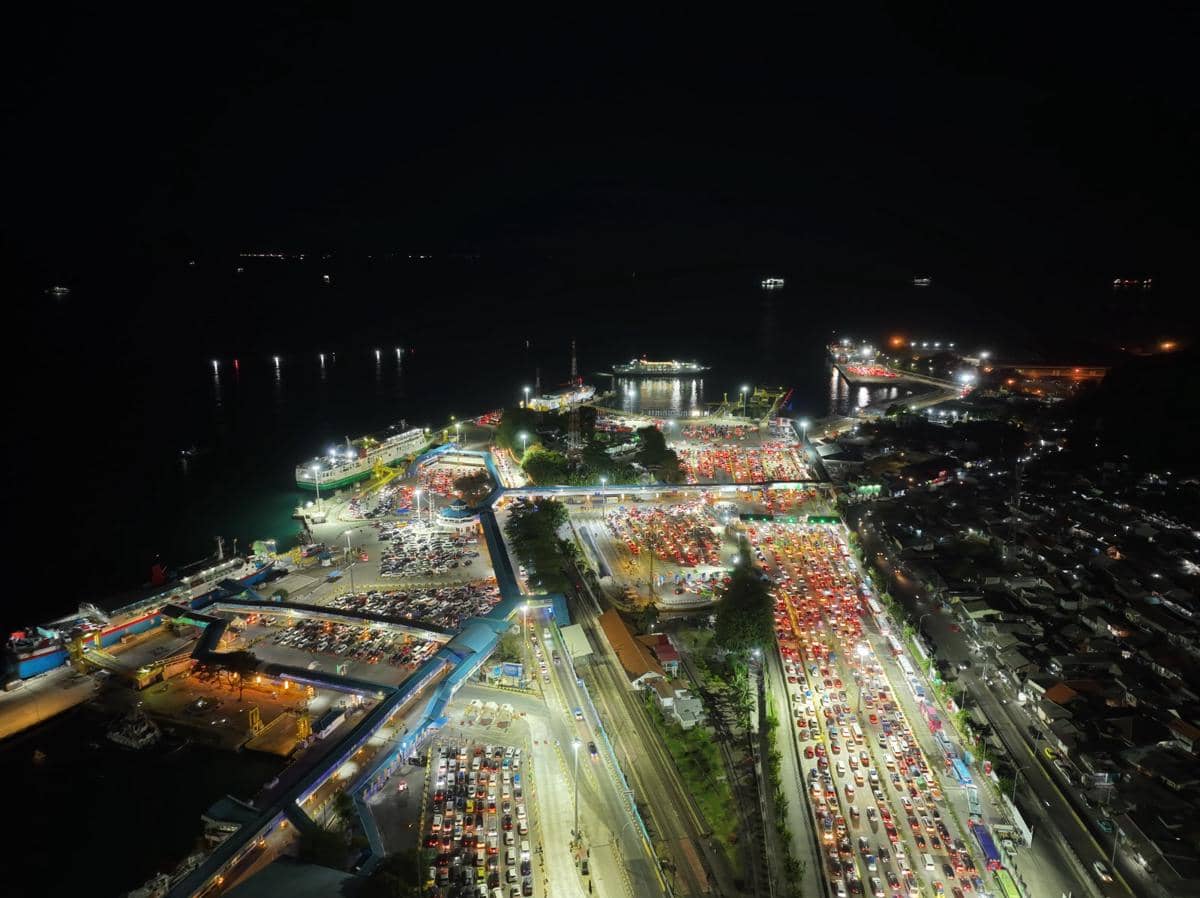 Antrean mobil menuju pelabuhan Merak hingga ke Cikuasa Atas