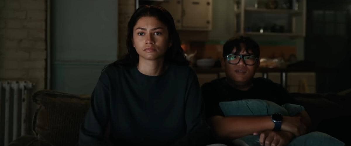 MJ dan Ned menonton berita Spider-Man mendapatkan penghargaan dari pemerintah New York