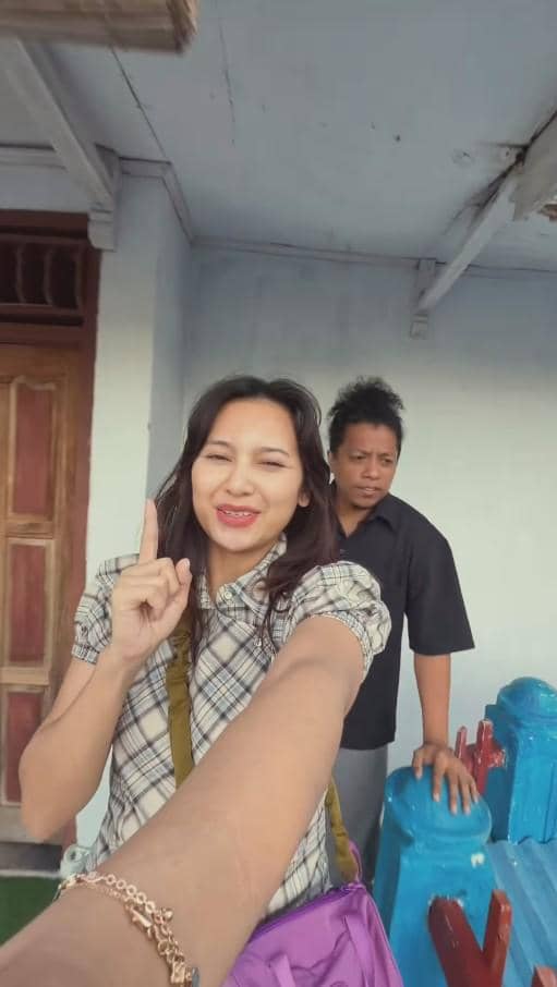 Indah Permatasari Buka Puasa di Pinggir Pantai