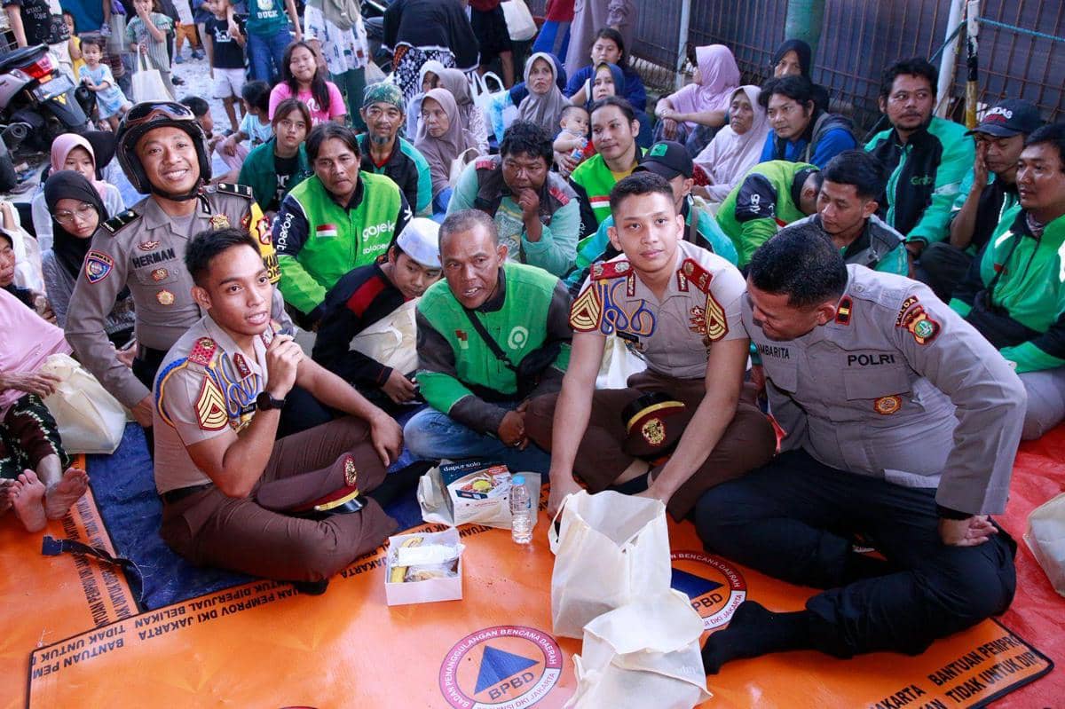 Taruna Akpol menggelar edukasi dan buka puasa bersama di Jalan Raya Arteri Daan Mogot, Jakarta Barat, Rabu (18/3/2026). (Dok. Istimewa)