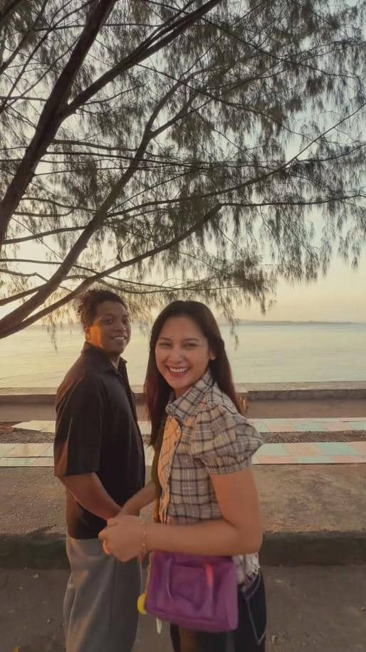 Indah Permatasari Buka Puasa di Pinggir Pantai