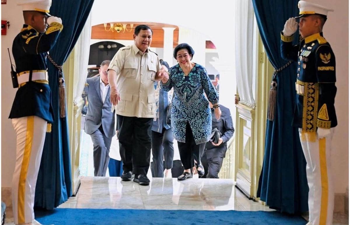 Potret Prabowo-Mega di Istana, Lempar Senyum dan Bergandengan