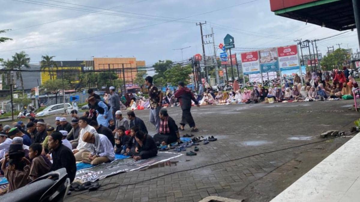 Jemaah Tarekat Naqsyabandiyah mengikuti Salat Idulfitri 1447 H di halaman parkir RM. Sambal Lalap, Makassar, Kamis (19/3/2026). (IDN Times/Istimewa) 