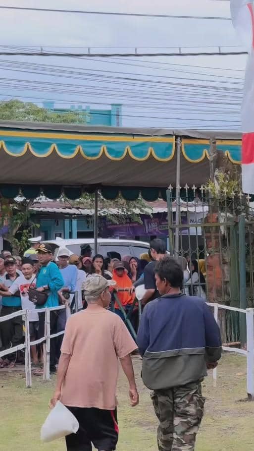 Dewi Perssik Bagi-bagi 8.400 Paket Zakat Fitrah