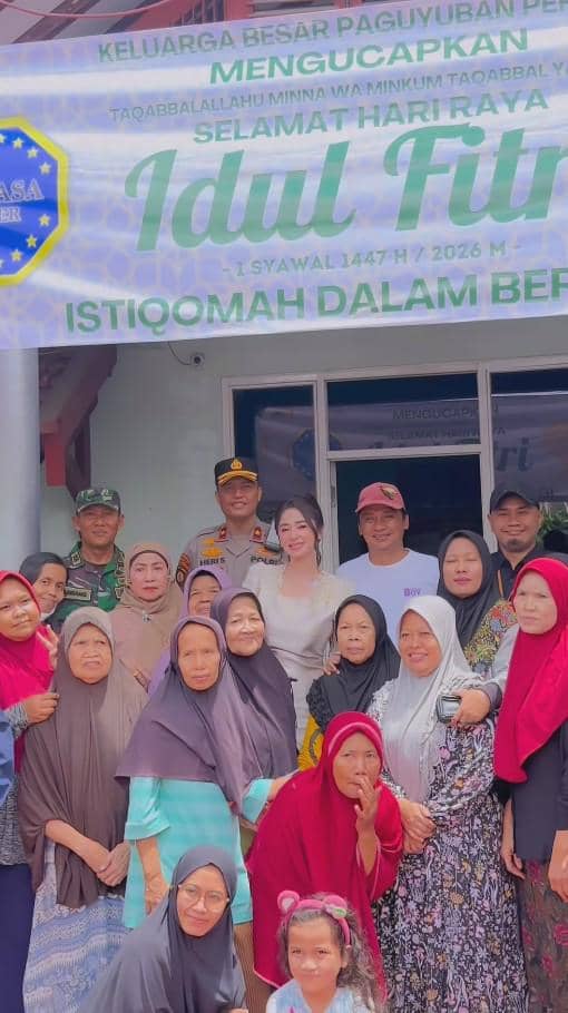 Dewi Perssik Bagi-bagi 8.400 Paket Zakat Fitrah 