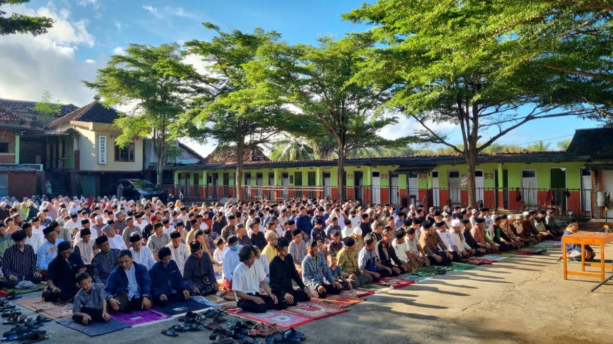 Umat Majelis Sholawat Asyghil Kubro di Bantul Gelar Salat Idul Fitri Hari Ini