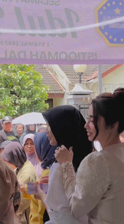 Dewi Perssik Bagi-bagi 8.400 Paket Zakat Fitrah