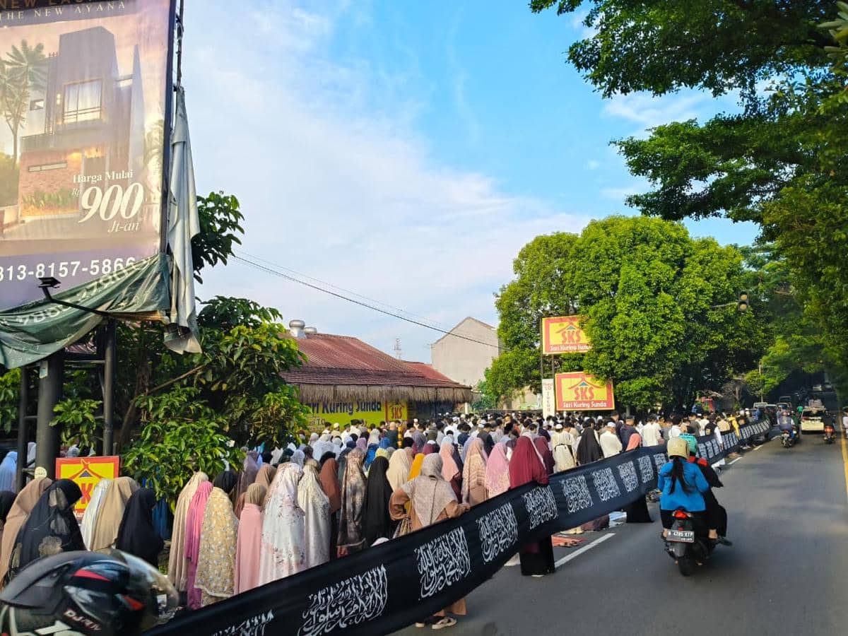 Jemaah Majelis Sabilun Nahdhah Salat Idul Fitri di Depok Hari Ini