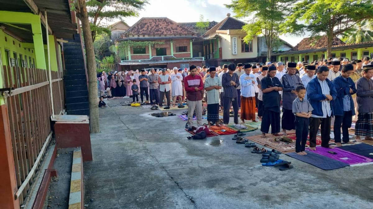 Umat Majelis Sholawat Asyghil Kubro di Bantul Gelar Salat Idul Fitri Hari Ini