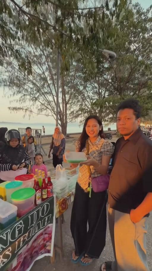 Indah Permatasari Buka Puasa di Pinggir Pantai 