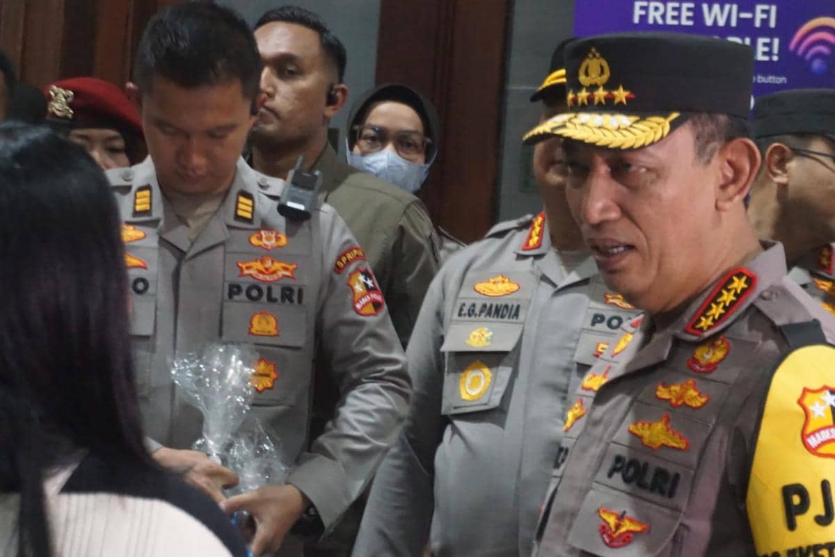Kapolri Jenderal Listyo Sigit Prabowo bersama Sri Sultan HB X meninjau Stasiun Tugu Yogyakarta, Rabu (18/3/2026) malam.