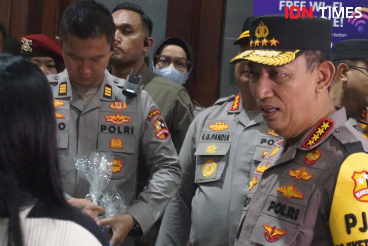 Kapolri Jenderal Listyo Sigit Prabowo bersama Sri Sultan HB X meninjau Stasiun Tugu Yogyakarta, Rabu (18/3/2026) malam.