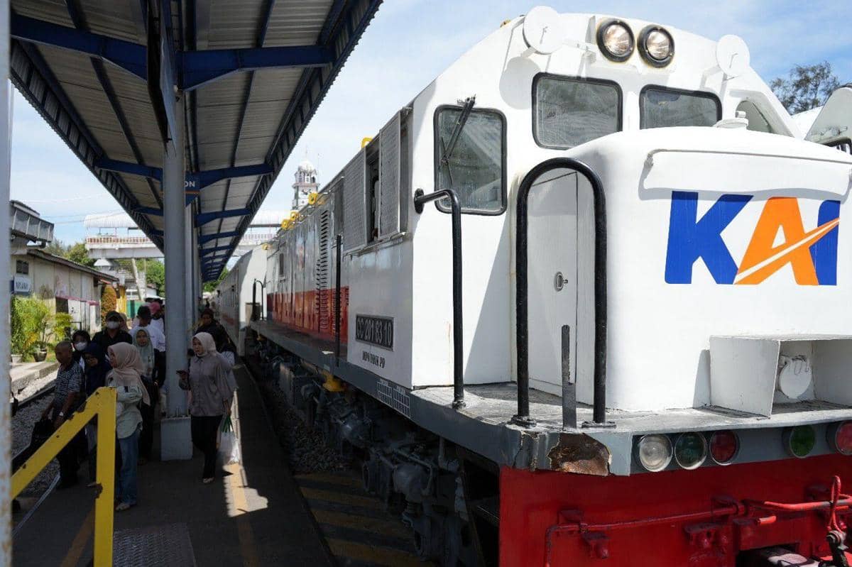 Kereta Api di Stasiun Padang