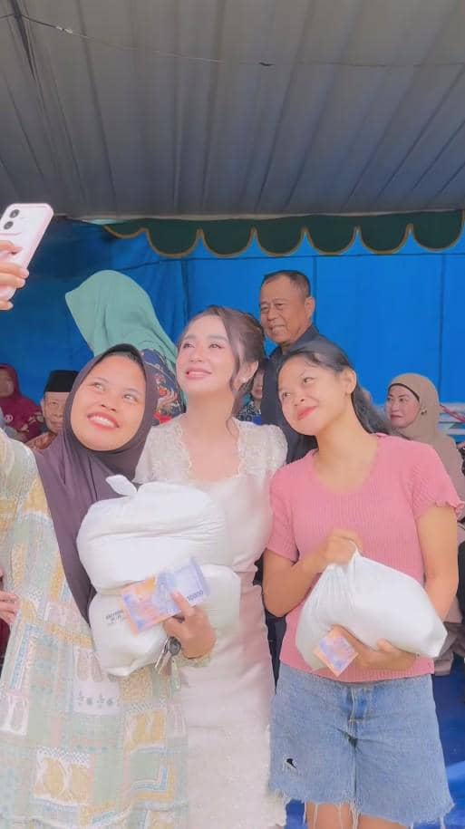 Dewi Perssik Bagi-bagi 8.400 Paket Zakat Fitrah